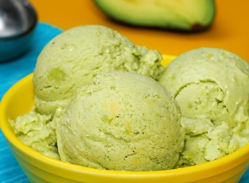 Refréscate este verano con helado casero de mango y aguacate